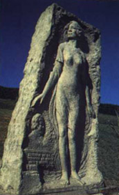 Antes de abandonar el Paseo Adolfo Dvila, se encuentra esta escultura de piedra obra de Luis Perlotti, que recuerda el lugar elegido por la gran maestra, escritoria y poetisa argentina de fama mundial para acabar con su vida, el 25 de Octubre de 1938